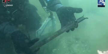 Viterbo, eccezionale scoperta nel Lago di Mezzano: recuperata una spada di oltre tremila anni fa