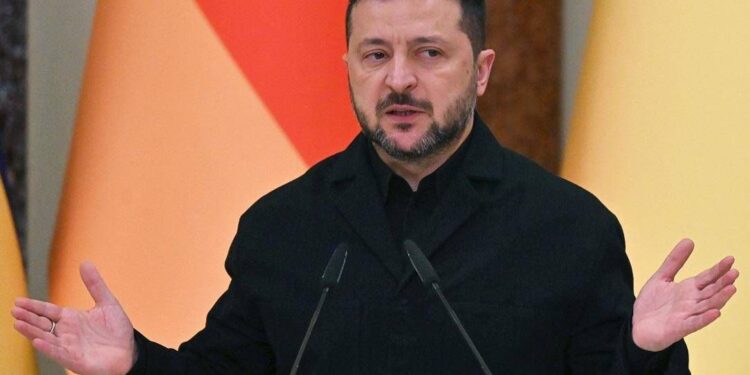 Ucraina, il sondaggio: testa a testa Zelensky-Zaluzhny in caso di elezioni